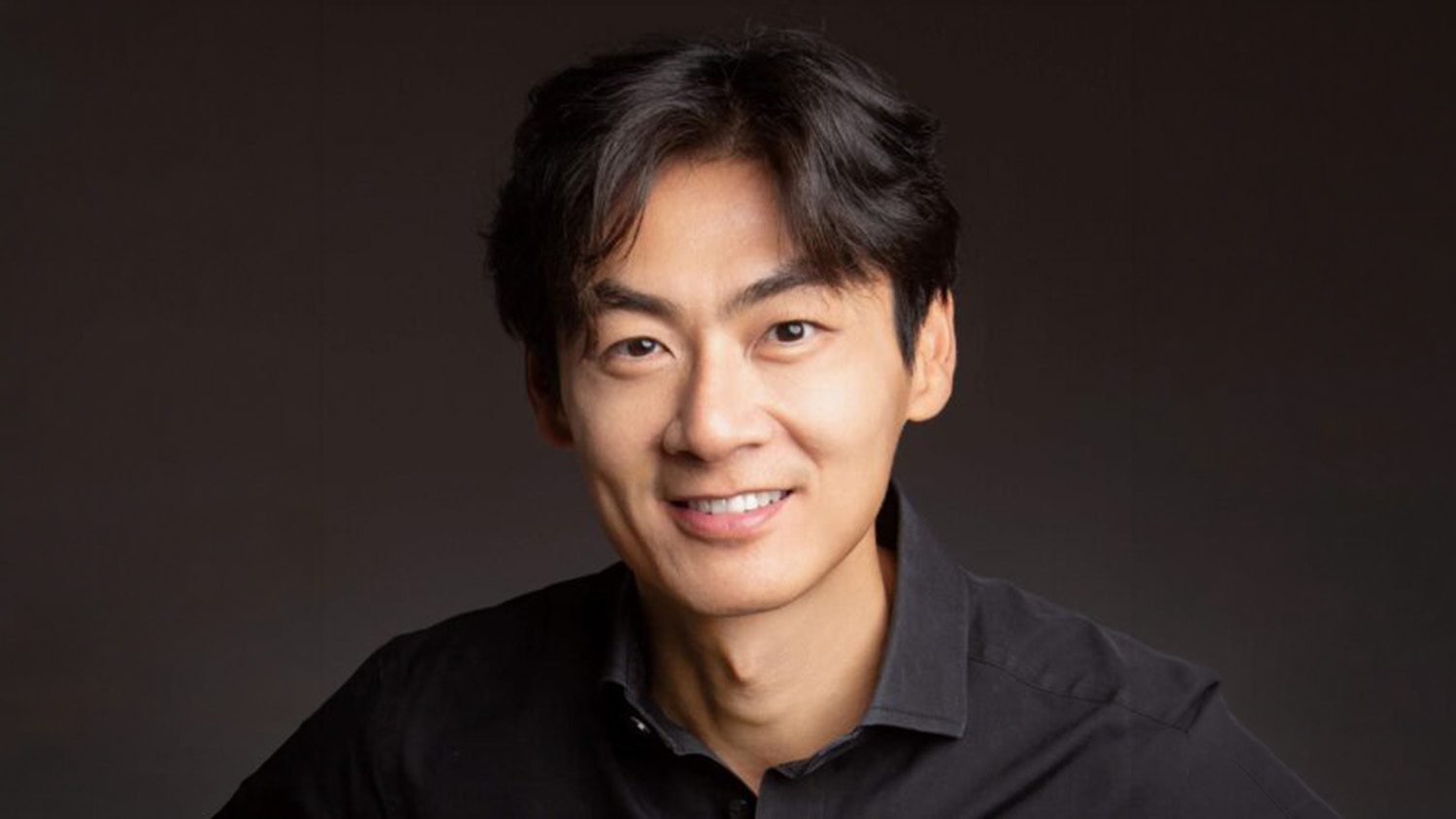 A headshot of Jason Hou.